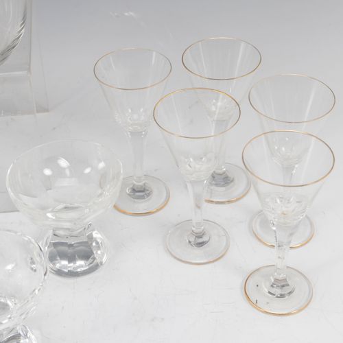 Divers glas en kristal met hierbij diverse stukken met goudkleurige bies https:/&hellip;