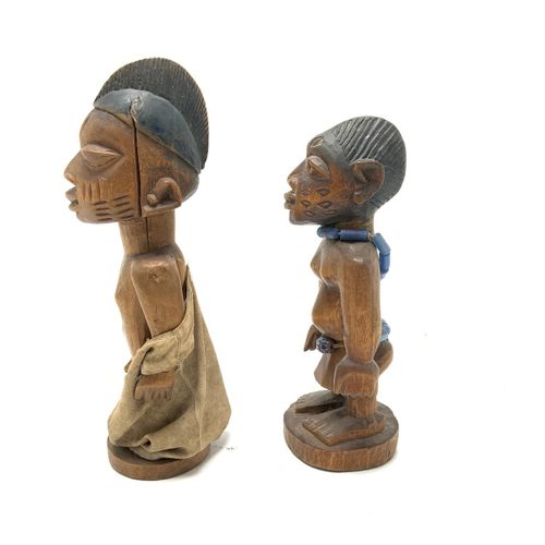 Nigeria - Yoruba - Twee 'Ibedji' figuren en 'Ogboni' pen; Sierra Leone - Kissi -&hellip;