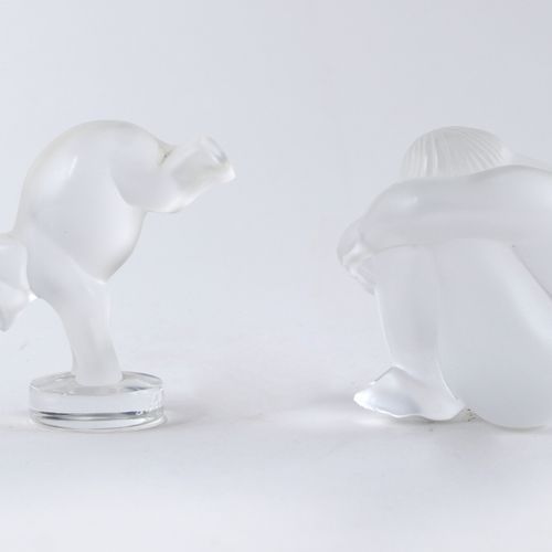 Lalique, France - Twee matglazen sculpturen, olifant en zittende persoon https:/&hellip;