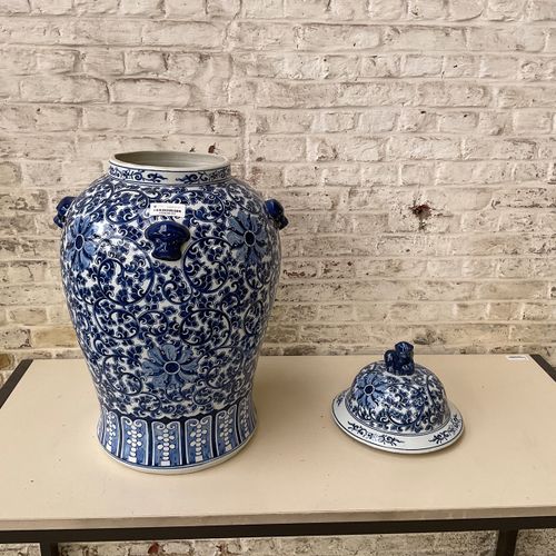 China - Blauw/wit porseleinen dekselvaas - 20e eeuw https://www.Bva-auctions.Com&hellip;