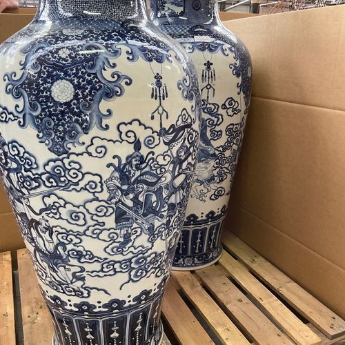 China - Paar grote blauw/wit porseleinen siervazen met deksel - 20e eeuw https:/&hellip;