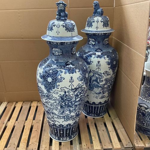 China - Paar grote blauw/wit porseleinen siervazen met deksel - 20e eeuw https:/&hellip;