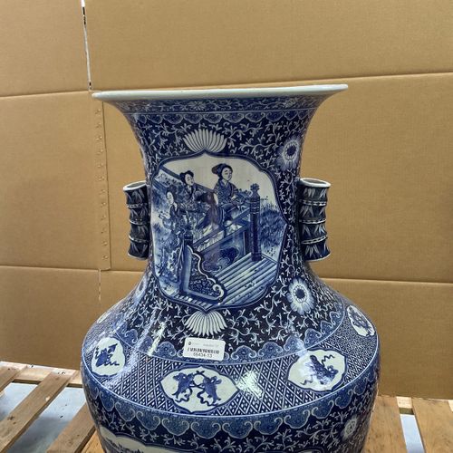 China - Blauw/wit porseleinen siervaas https://www.Bva-auctions.Com/nl/auction/l&hellip;