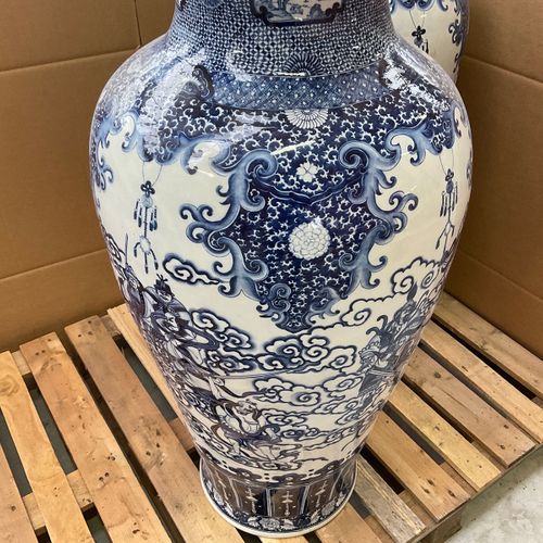 China - Paar grote blauw/wit porseleinen siervazen met deksel - 20e eeuw https:/&hellip;