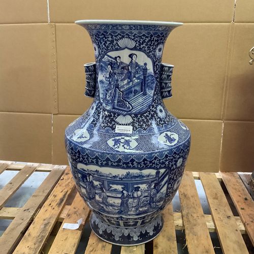 China - Blauw/wit porseleinen siervaas https://www.Bva-auctions.Com/nl/auction/l&hellip;