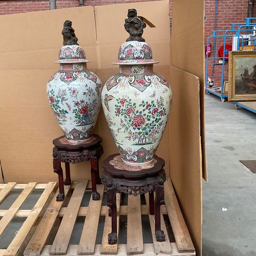 China - Paar grote famille rose porseleinen dekselvazen - 20e eeuw https://www.B&hellip;
