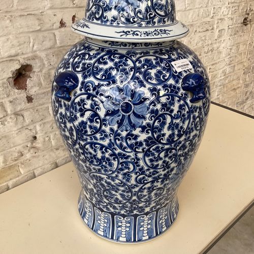 China - Blauw/wit porseleinen dekselvaas - 20e eeuw https://www.Bva-auctions.Com&hellip;