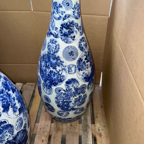 China - Paar grote blauw/wit porseleinen siervazen - 20e eeuw https://www.Bva-au&hellip;