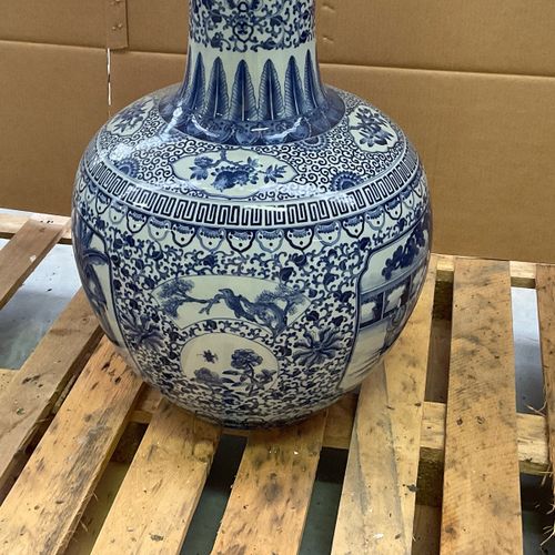 Chine - Grote blauw/wit porseleinen siervaas - 20e eeuw https://www.Bva-auctions&hellip;