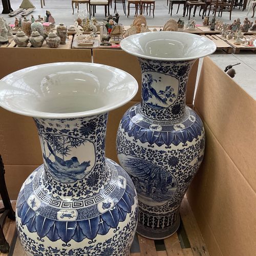 China - Paar grote blauw/wit porseleinen siervazen - 20e eeuw https://www.Bva-au&hellip;