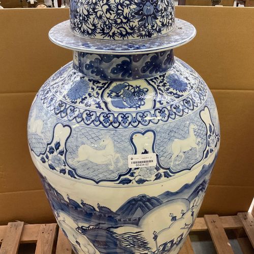 China - Grote blauw/wit porseleinen siervaas - 20e eeuw https://www.Bva-auctions&hellip;