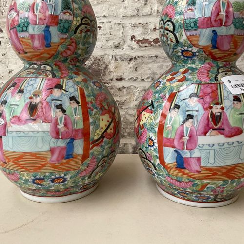 China - Paar famille rose gourde siervazen https://www.Bva-auctions.Com/nl/aucti&hellip;