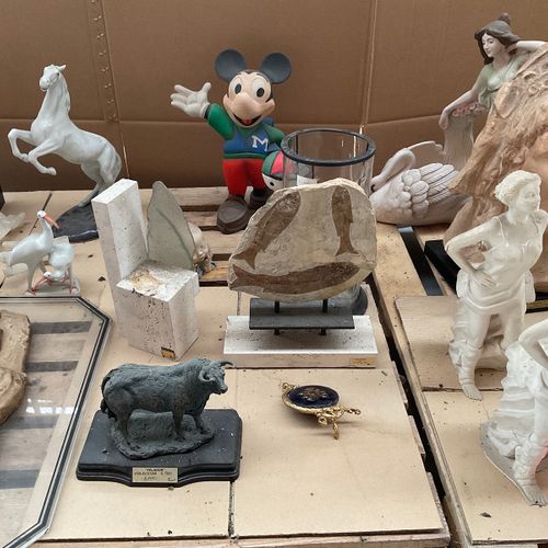Lot diversen fossiel en decoratieve sculpturen https://www.Bva-auctions.Com/nl/a&hellip;
