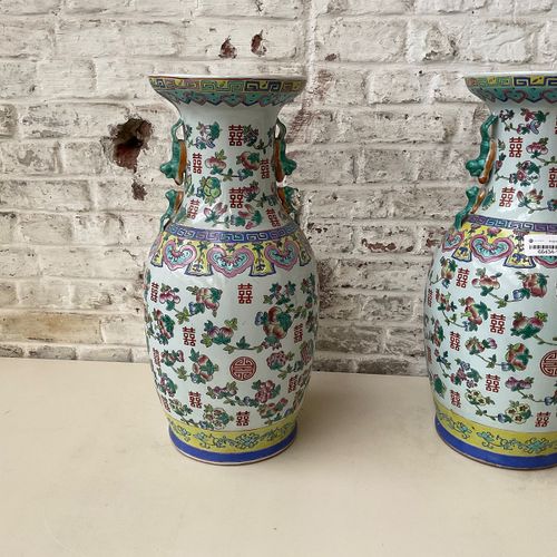 China - Paar polychromen porseleinen siervazen - 20e eeuw https://www.Bva-auctio&hellip;