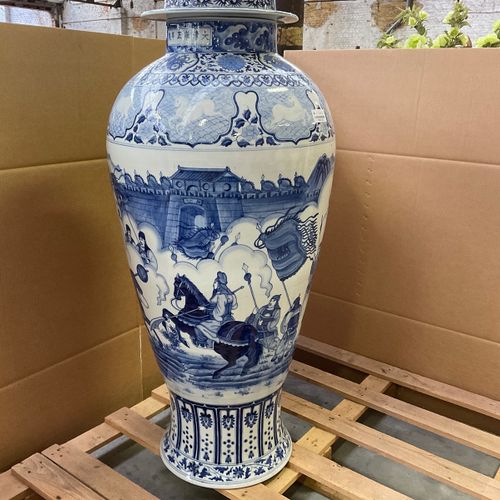 China - Grote blauw/wit porseleinen siervaas - 20e eeuw https://www.Bva-auctions&hellip;