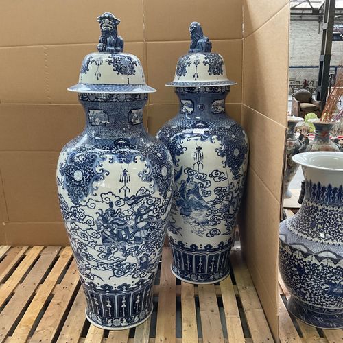 China - Paar grote blauw/wit porseleinen siervazen met deksel - 20e eeuw https:/&hellip;