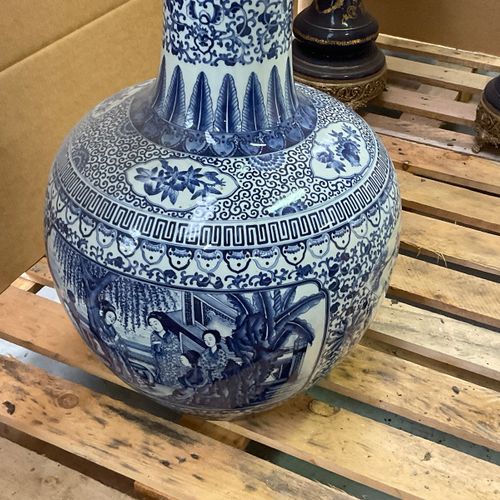 Chine - Grote blauw/wit porseleinen siervaas - 20e eeuw https://www.Bva-auctions&hellip;
