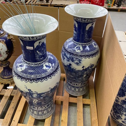 China - Paar grote blauw/wit porseleinen siervazen - 20e eeuw https://www.Bva-au&hellip;