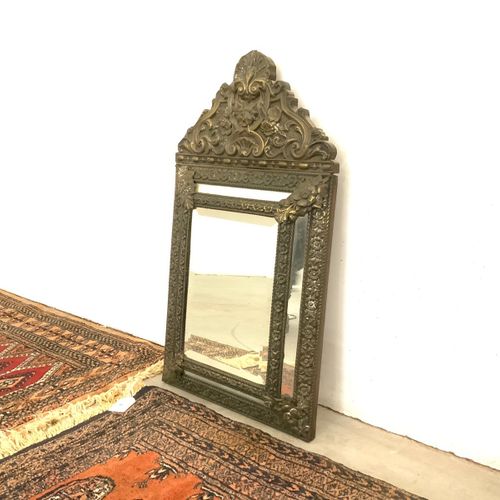 Gefacetteerde spiegel in latoenkoperen lijst en twee oosterse tapijten - 20e eeu&hellip;