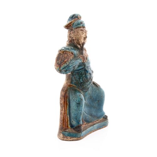 Escultura "Guerrero", dinastía Qing. Gres esmaltado en color azul turquesa y ber&hellip;