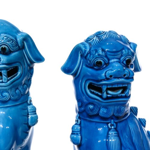 Pareja de perros foo de porcelana esmaltada, China, s.XX Cuerpo de color azul en&hellip;