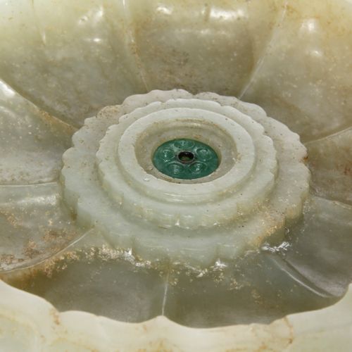 Incensario de jade tallado en forma de loto, Dinastía Qing. Base redonda con tre&hellip;
