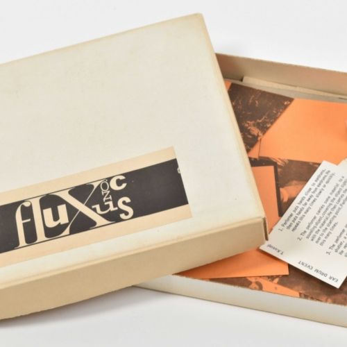 [Fluxus] Flux Year Box 1 (Box version), 1964 Assemblato, disegnato e prodotto da&hellip;