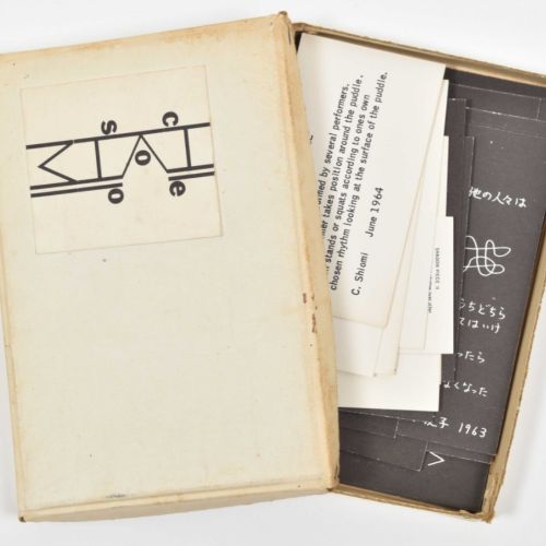 [Fluxus] Mieko Shiomi, Event Cards 纽约，可能是1964年的Fluxus版本。带有黑白标签的白色盒子，包含21张不同尺寸的记分&hellip;