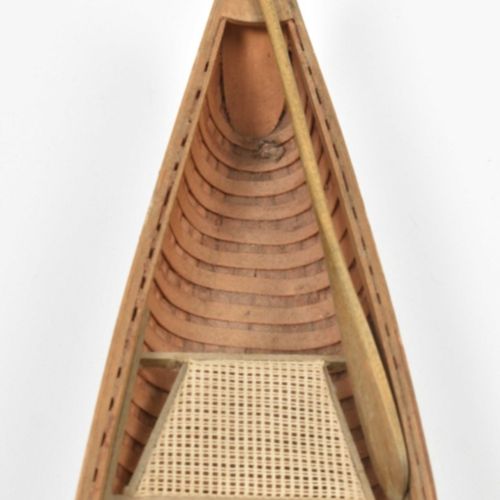 Null [古董，银/金，物品] [船舶模型] 历史上的独木舟模型，20世纪，长70厘米，用（油漆）浅色木头建造，有2个网状的座位，原始的桨和支架。
底部的油漆&hellip;