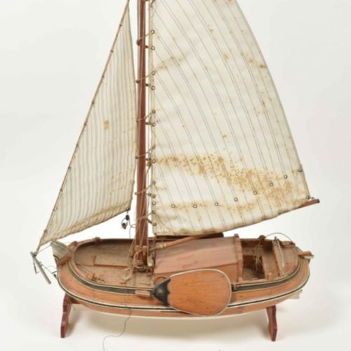Null [古董，银/金，物品] [模型船] 历史上的单桅船模型 手绘的木制模型船。两个船帆都没有损坏，有些部件破损。易碎。尺寸约为69 x 23 x 88厘米&hellip;