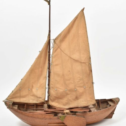 Null [古董，银/金，物品] [船舶模型] 历史上的荷兰帆船模型 大概在20世纪初，长70厘米（包括舵），由橡木、铜和帆布制成。
一个精美的、看似完整的例子&hellip;