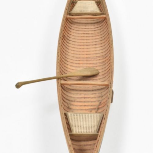 Null [古董，银/金，物品] [船舶模型] 历史上的独木舟模型，20世纪，长70厘米，用（油漆）浅色木头建造，有2个网状的座位，原始的桨和支架。
底部的油漆&hellip;