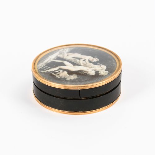 Schildpattdose mit Nymphen an einer Faunsherme 

龟甲盒上有法恩赫姆的若虫。 
约1800年。
玳瑁壳，金座，釉&hellip;