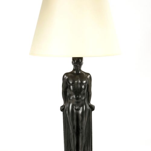 Tischlampe mit der Aktfigur eines Jünglings 

台灯上有一个年轻男子的裸体形象。 
20世纪下半叶。
黑色铸石，浅色&hellip;