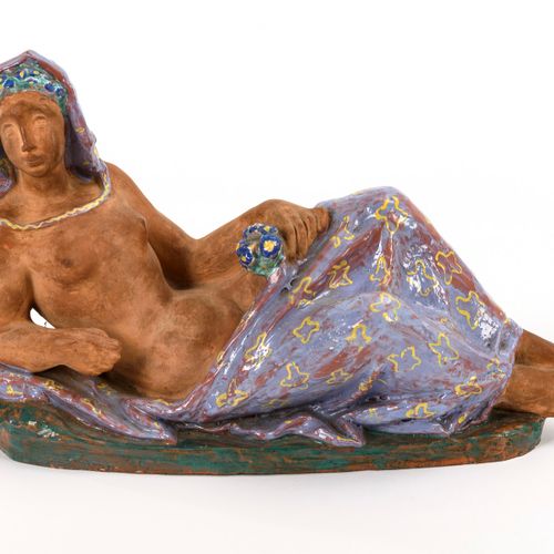 Liegende Terrakotta-Frauenplastik 

Reclining terracotta sculpture of a woman. 
&hellip;