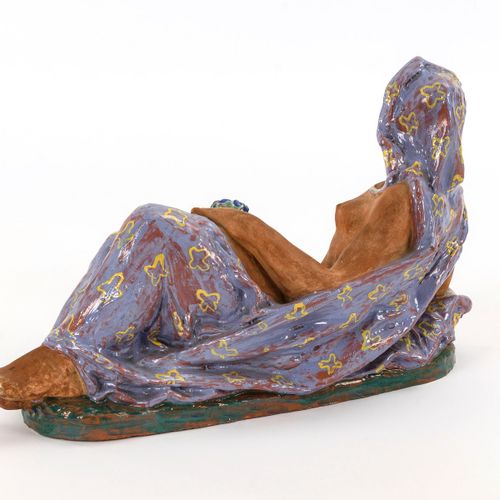 Liegende Terrakotta-Frauenplastik 

卧姿的陶土雕塑，一个女人。 
按标记 "Litomysl"。
红色粘土，涂有颜色。长40&hellip;