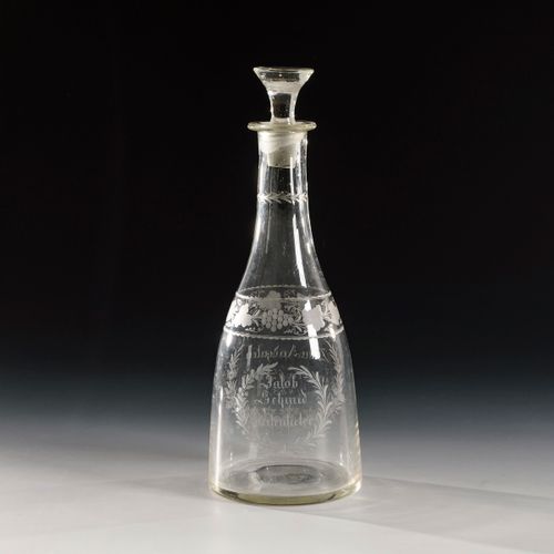 Biedermeier-Karaffe 

Biedermeier咖啡壶。 
1845.
无色雕花玻璃。高28厘米。
带塞子和断裂的玻璃杯。正面刻有藤带下的铭文&hellip;