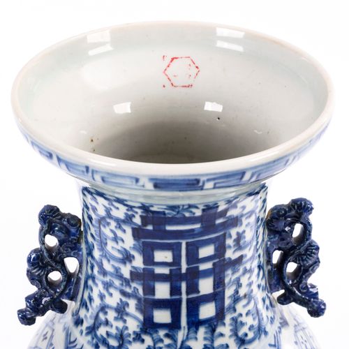 Vase "Doppelte Freude" mit Handhaben 

花瓶 "双喜 "带手柄。 
中国。
瓷器上有釉下蓝画。高43厘米。
笔触在精力充沛&hellip;