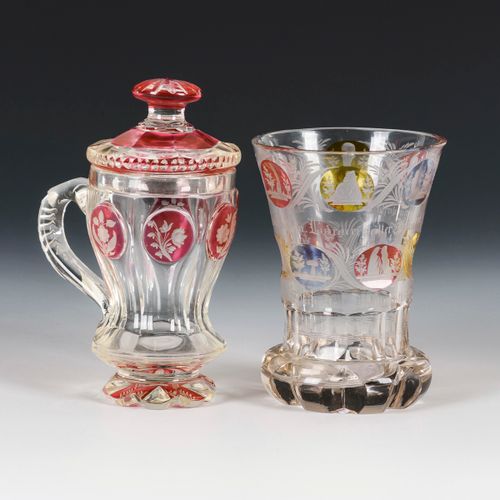 Andenkenglas und Henkelbecher 

一个纪念杯和一个带把手的杯子。 

无色玻璃，部分染色的红色，黄色和蓝色，切割装饰。高12.5和&hellip;