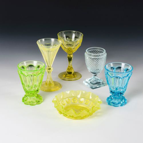 3 Kelchgläser, 2 Becher und 1 Schale 

3个高脚杯，2个杯子和1个碗。 
19/20世纪下半叶。
4个铀质玻璃，2个浅蓝色&hellip;