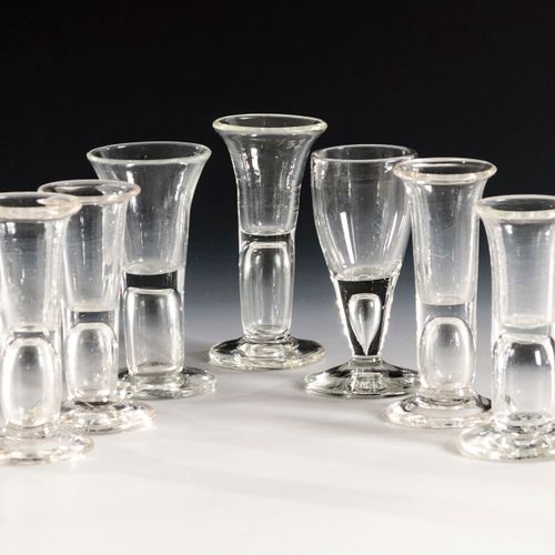 7 Schnapsgläser 

7 verres à shot. 
19ème siècle.
Verre incolore.H 10,5-11,5 cm.&hellip;