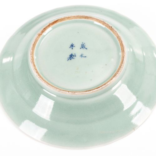 Teller mit Schriftzeichen 

有字的盘子。 
中国。标记的。
瓷器上有釉下蓝画。直径25.5厘米。
厚重的身体，灰绿色的釉面。标记为中&hellip;