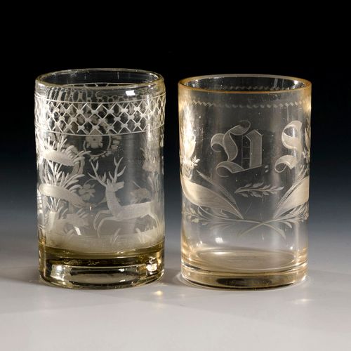 2 Empire-Walzenbecher 

2个帝国滚筒杯。 
1800年左右。
无色玻璃，切割装饰。高12厘米。
1x有风景中的雄鹿图案/ 1x有 "D.&hellip;