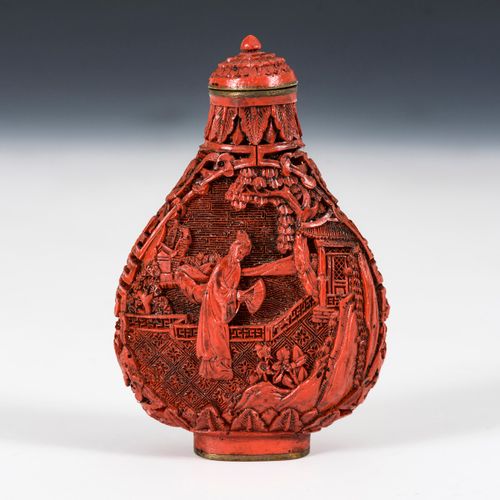 Rotlack Snuffbottle 

红色漆器鼻烟壶。 
可能是中国。有乾隆年款（1736-95）。
高7,5厘米。
黄铜主体上有非常精细的浮雕，每件都有&hellip;