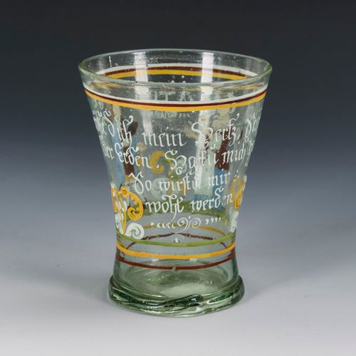 Becher mit Emailmalerei 

杯子上有珐琅彩绘。 
19世纪下半叶。
带有一些气泡的绿色玻璃，多色珐琅彩绘，拆毁。高10厘米。
轻度板结的&hellip;