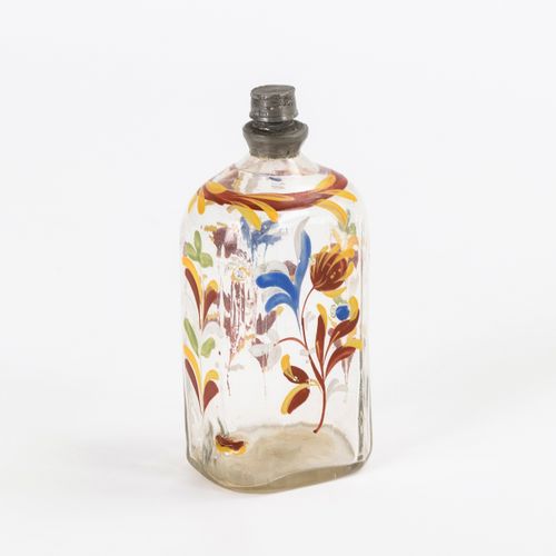 Schnapsflasche mit Emailmalerei 

珐琅彩画的酒瓶。 
18世纪下半叶。
无色玻璃，多色珐琅彩绘，断裂，锡制支架。高14,5厘米&hellip;