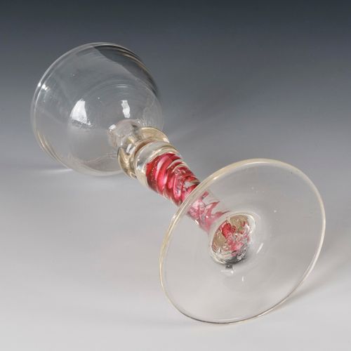 Kelchglas mit Spiralfuß 

高脚杯，带螺旋形杯脚。 
19世纪。
无色、条状玻璃、红宝石玻璃、牛奶玻璃。高20厘米。
半球形穹顶，高大的&hellip;