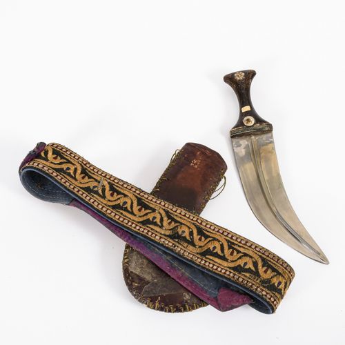 Jambia mit Gürtel 

Jambia mit Gürtel. 
Nordafrika.
Waffe: L 35 cm.
Zweischneidi&hellip;