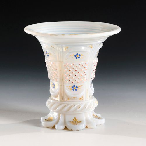 Biedermeier-Vase 

Biedermeier花瓶。 

模制乳白玻璃，有钻石图案，蓝色珐琅彩绘花和金画。高12,5厘米。
所谓的 "茉莉花瓶"。&hellip;