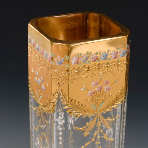 Jugendstil-Vase mit Gold- und Emailmalerei 

新艺术风格的花瓶，有黄金和珐琅彩绘。 
1910/20年左右。
透明玻&hellip;